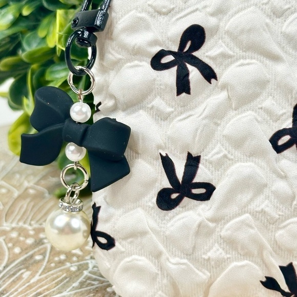 Charming Bow-Patterned Quilted Pouch - Picture 2 of 3